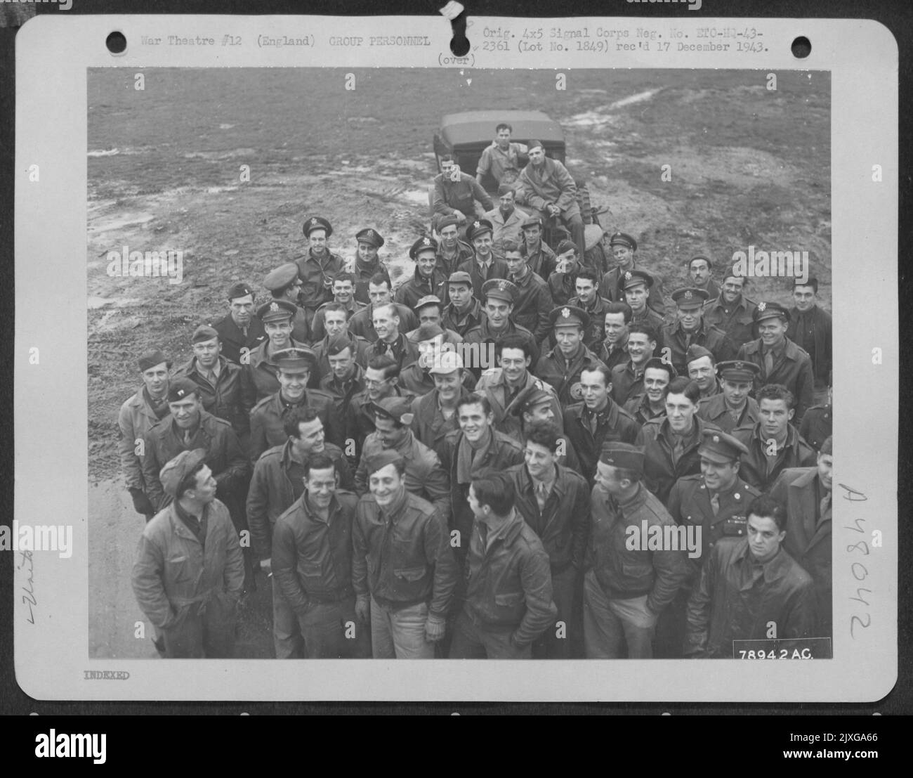 Les membres du Groupe de la bombe de 93rd, qui viennent de rentrer dans les îles britanniques, posent à Hardwick, en Angleterre, après avoir pris part à la campagne nord-africaine. 24 Marcg 1943. Banque D'Images Les membres du Groupe de la bombe de 93rd, qui viennent de rentrer dans les îles britanniques, posent à Hardwick, en Angleterre, après avoir pris part à la campagne nord-africaine. 24 Marcg 1943. Banque D'Images