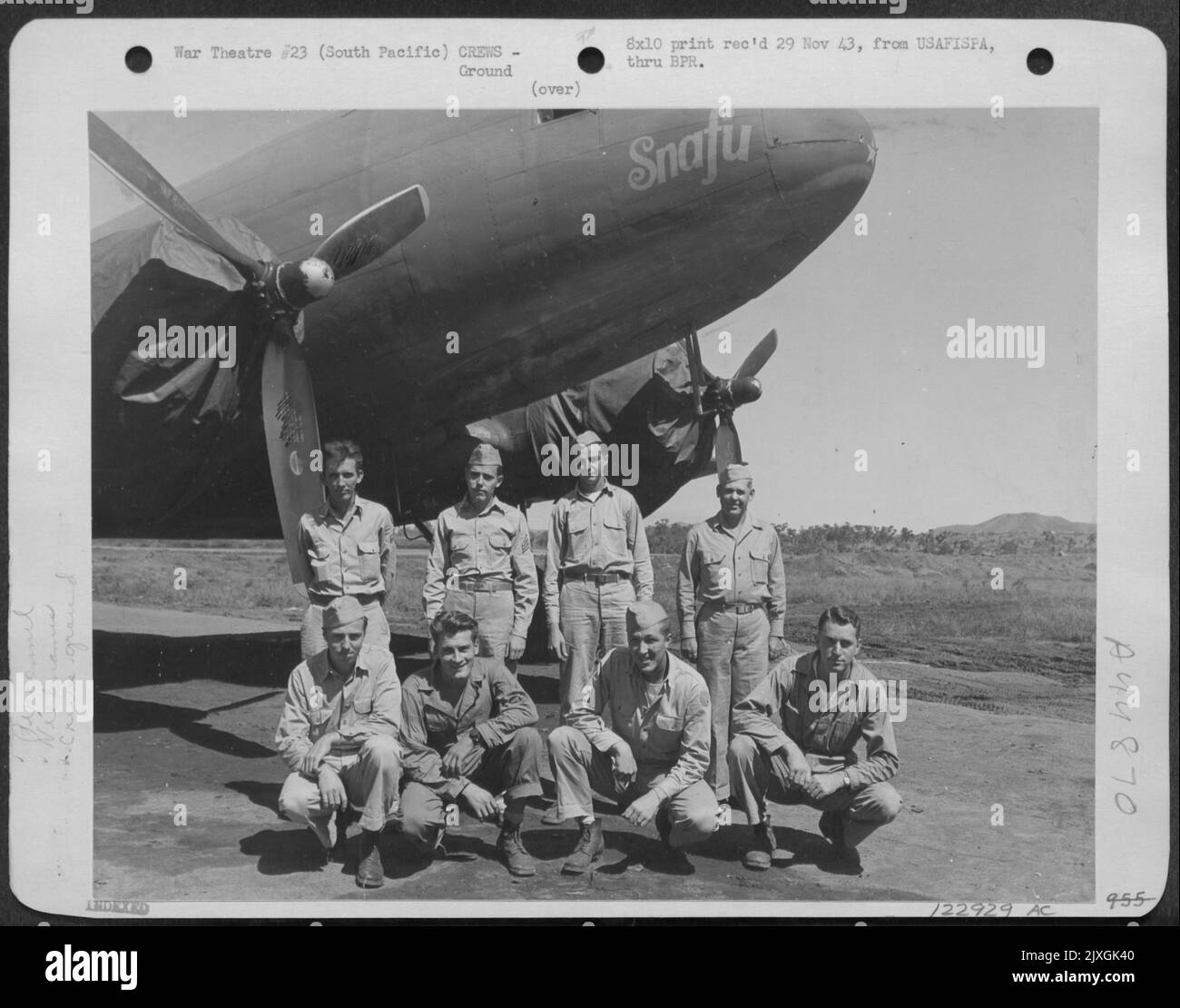 Huit hommes du New Jersey, membres d'équipage de terrain de la célèbre Air Force 13th, posent devant 'Snafu', le premier transport américain à terre sur l'aérodrome de Munda. Mme Eleanor Roosevelt Rode dans 'Safu' à l'occasion de sa récente visite dans cette base du Pacifique Sud. L'escadron Banque D'Images