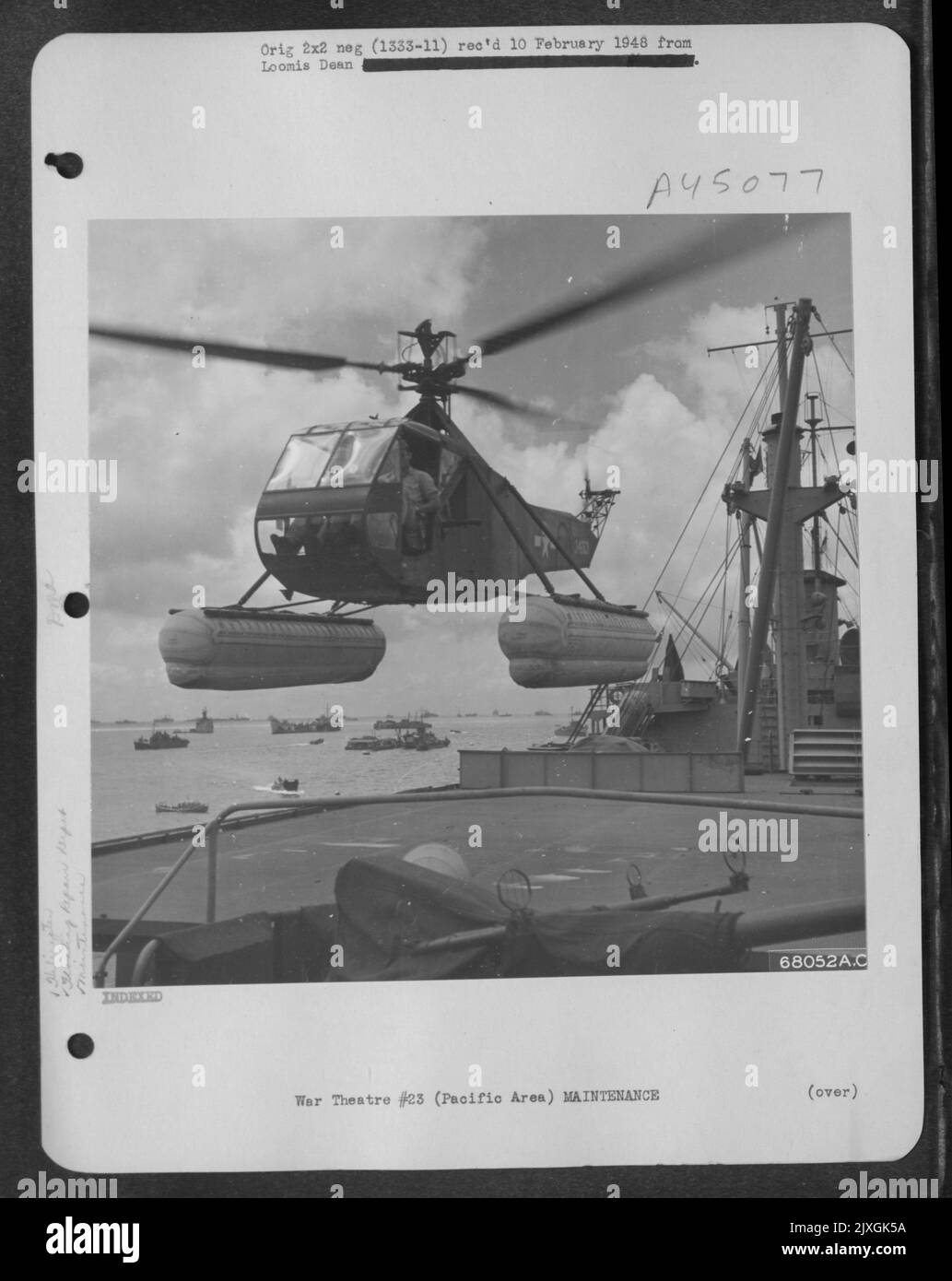Un hélicoptère R-4B Sikorsky s'allume sur le petit pont de vol de la première unité de réparation d'aéronef (flottante) quelque part dans le Pacifique. L'hélicoptère est équipé de flotteurs. Banque D'Images Un hélicoptère R-4B Sikorsky s'allume sur le petit pont de vol de la première unité de réparation d'aéronef (flottante) quelque part dans le Pacifique. L'hélicoptère est équipé de flotteurs. Banque D'Images