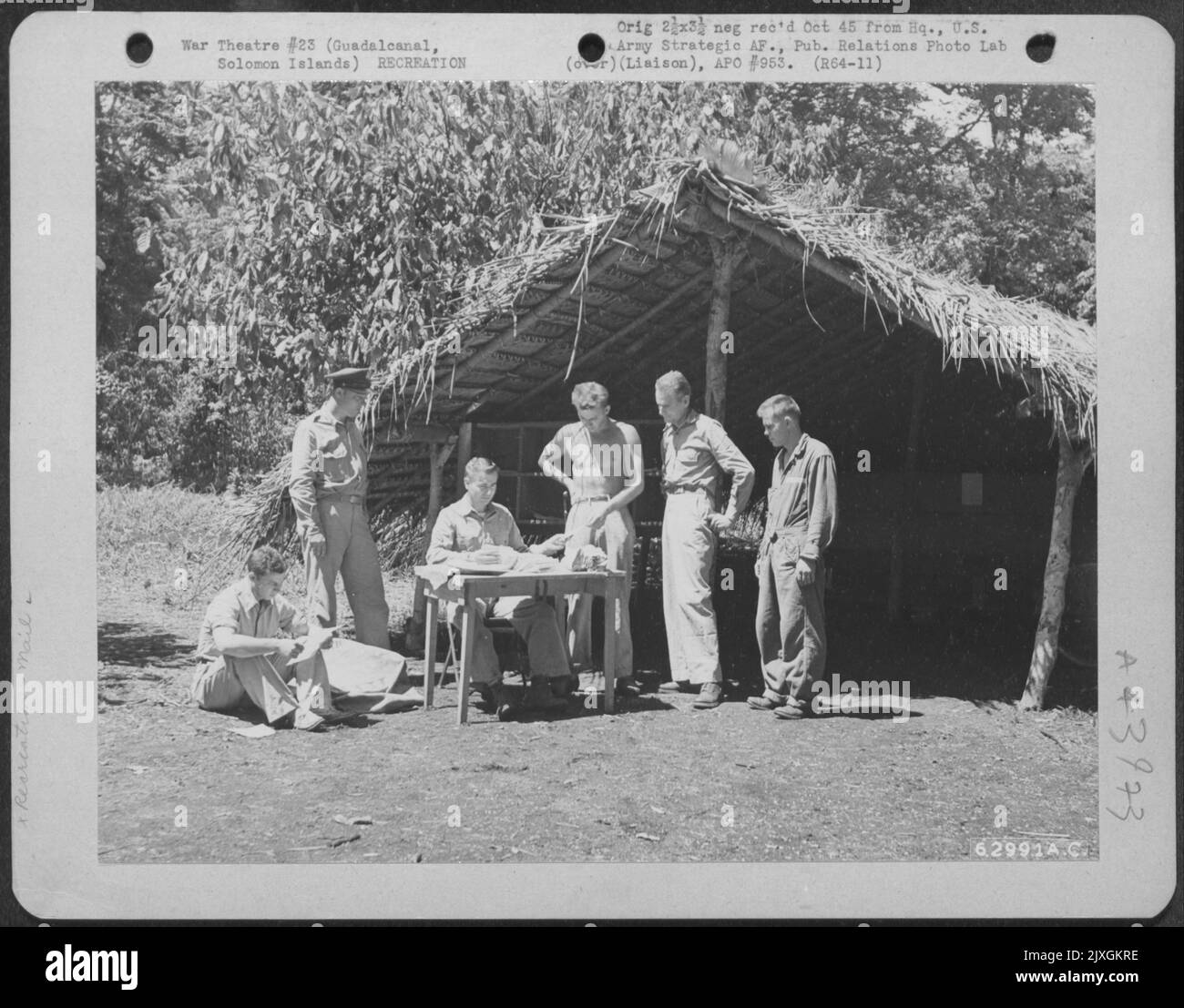Le personnel de la Force aérienne attend avec impatience la distribution de courrier à Guadalcanal, îles Solomom, octobre 1942. Banque D'Images