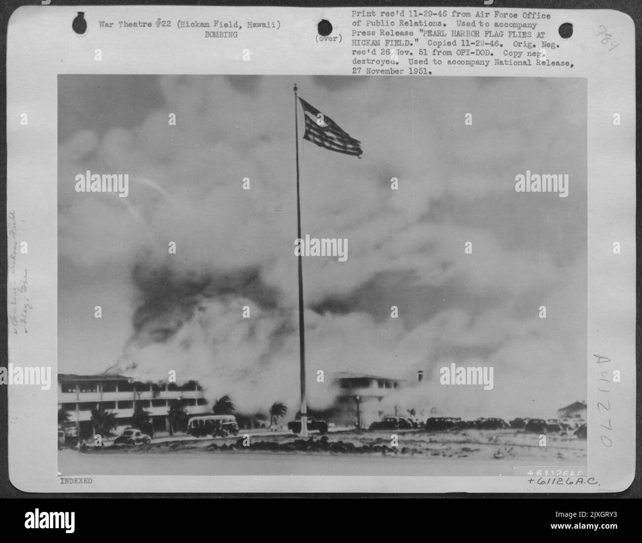 Le drapeau de Pearl Harbor vole à Hickam Field -- le drapeau de garnison, images, qui a survolé Hickam Field, Hawaï, sur 7 décembre 1941 au moment de l'attaque japonaise, a été soulevé de nouveau à 7:55 aujourd'hui (heure d'Hawaï) dans des cérémonies spéciales au Bas de Hawaiian Banque D'Images