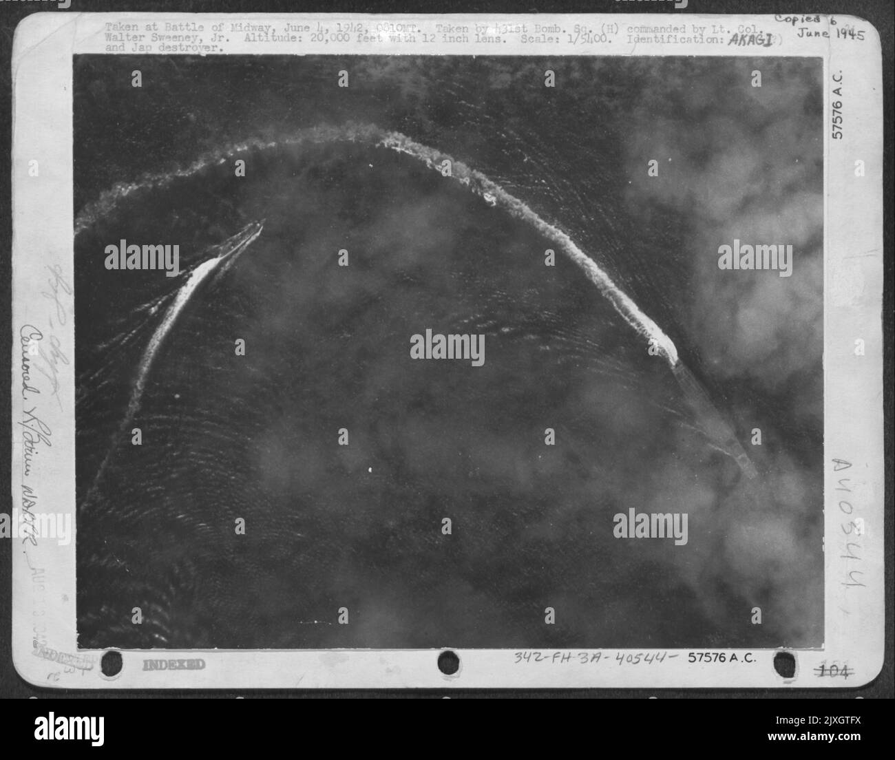 Prise à la bataille de Midway, 4 juin 1942, 0810Mt. Prise par 431st Bomb Sq. (H) commandé par le lieutenant-colonel Walter Sweeney, Jr. Altitude : 20 000 pieds avec une lentille de 12 pouces. Échelle: 1/5400. Identification : le transporteur japonais Akagi et le destructeur japonais. Banque D'Images