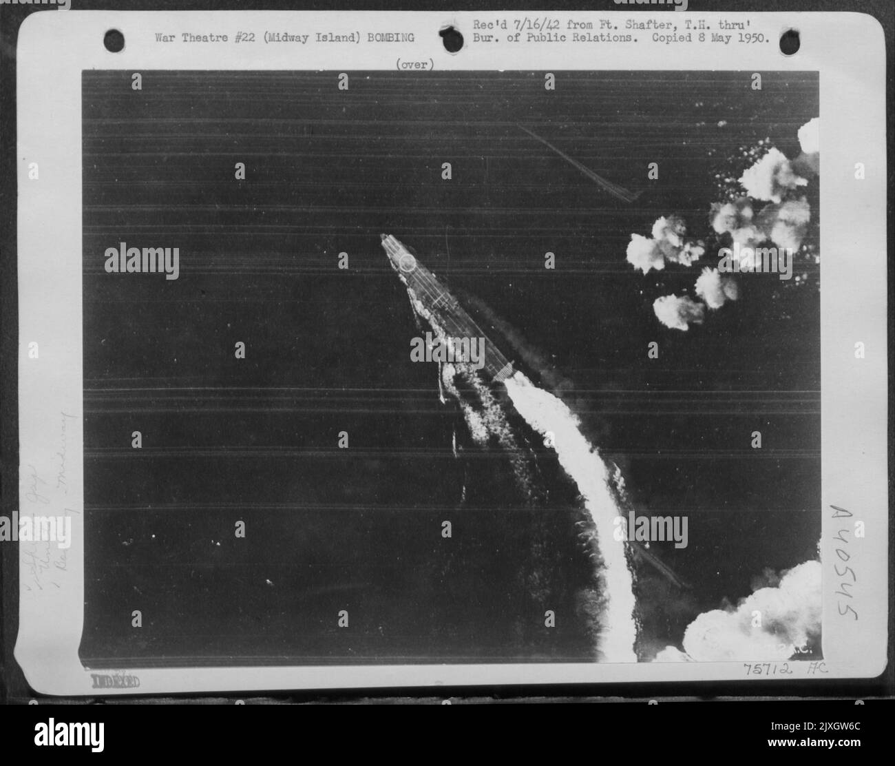 Prise à la bataille de Midway, le 4 juin 1942, par 431st Bomb Sq., lieutenant-colonel Walter C. Sweeney, Jr., commandant, T/Sgt. Hastings, photographe. Altitude : 20 000 pieds, avec objectif de 12 pouces. Échelle: 1/3947. Identification: Akagi (?) Banque D'Images
