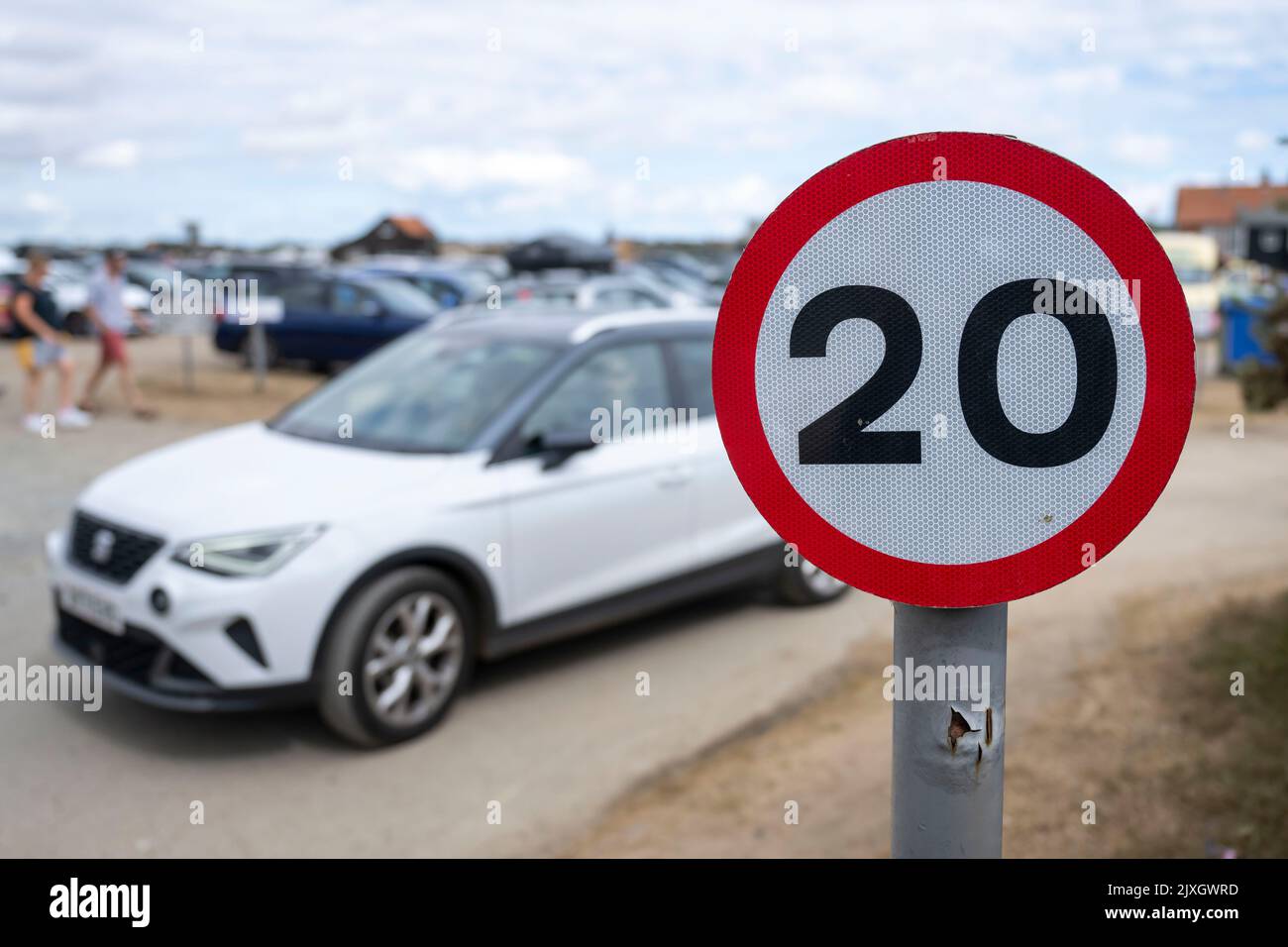 Un panneau routier de 20mph à Southwold, Angleterre, Royaume-Uni. Banque D'Images