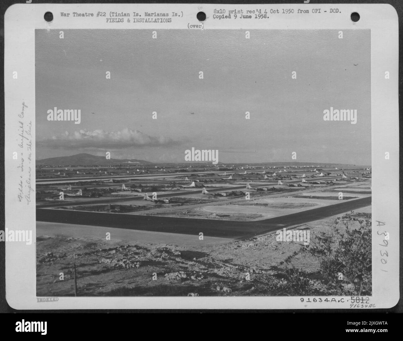 313th Bomb Wing, B-29 base, Tinian (20th Air Force) --- il Est plus grand que Laguardia Field, et rend les plus anciens aérodromes continentaux plus petits. Il n'y a pas de fioritures, juste des pistes, des bandes de taxi, des stands durs, des huttes de Quonset et des tentes. C'Est strictement Une entreprise Banque D'Images
