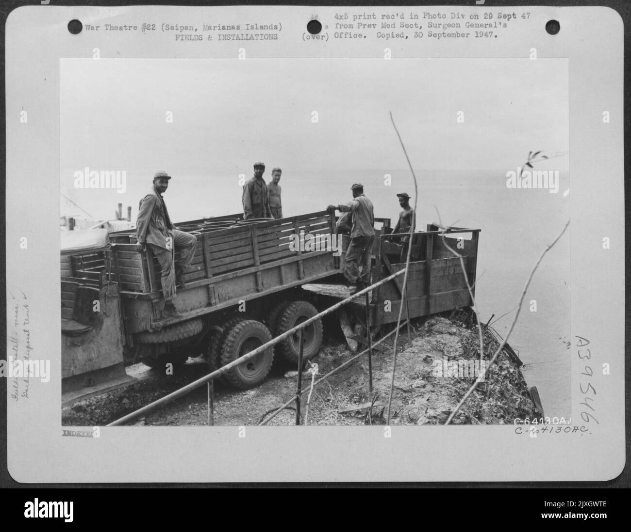 Le camion est sauvegardé dans un casier à ordures, puis les ordures sont déversées dans la mer, Saipan, îles Mariannes. Banque D'Images