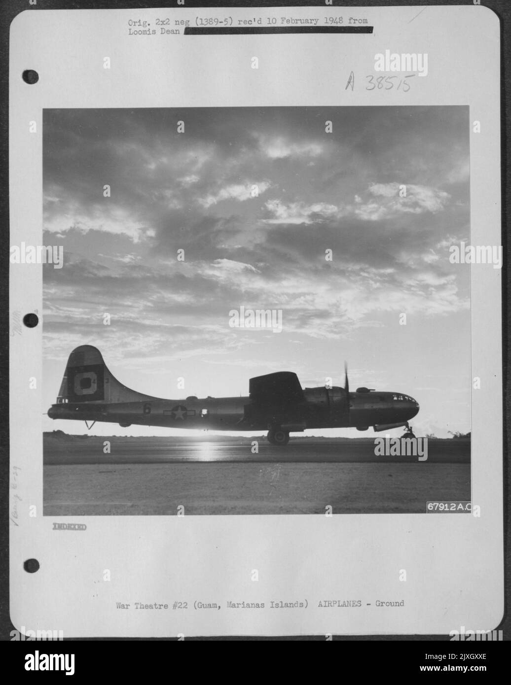 Cette même guerre a ses Monents de beauté est apparente dans cette photo d'Un Boeing B-29 'Superfortress' silhoueted contre Un ciel rempli de nuages; l'avion est basé à North Field, Guam, îles Mariannes, 14 avril 1945. Banque D'Images