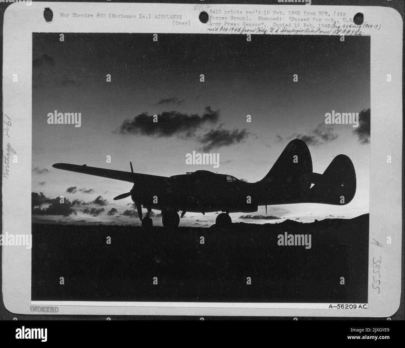 Avec la Lune montante, habituellement une indication de l'activité de l'ennemi de l'avion, Un Marianas basé 7th AAF Northrop P-61 Black Widow Night Fighter attend pour l'équipage qui va la prendre au-dessus de l'eau à Intercept ennemi plans intention d'attaquer notre Positi Banque D'Images