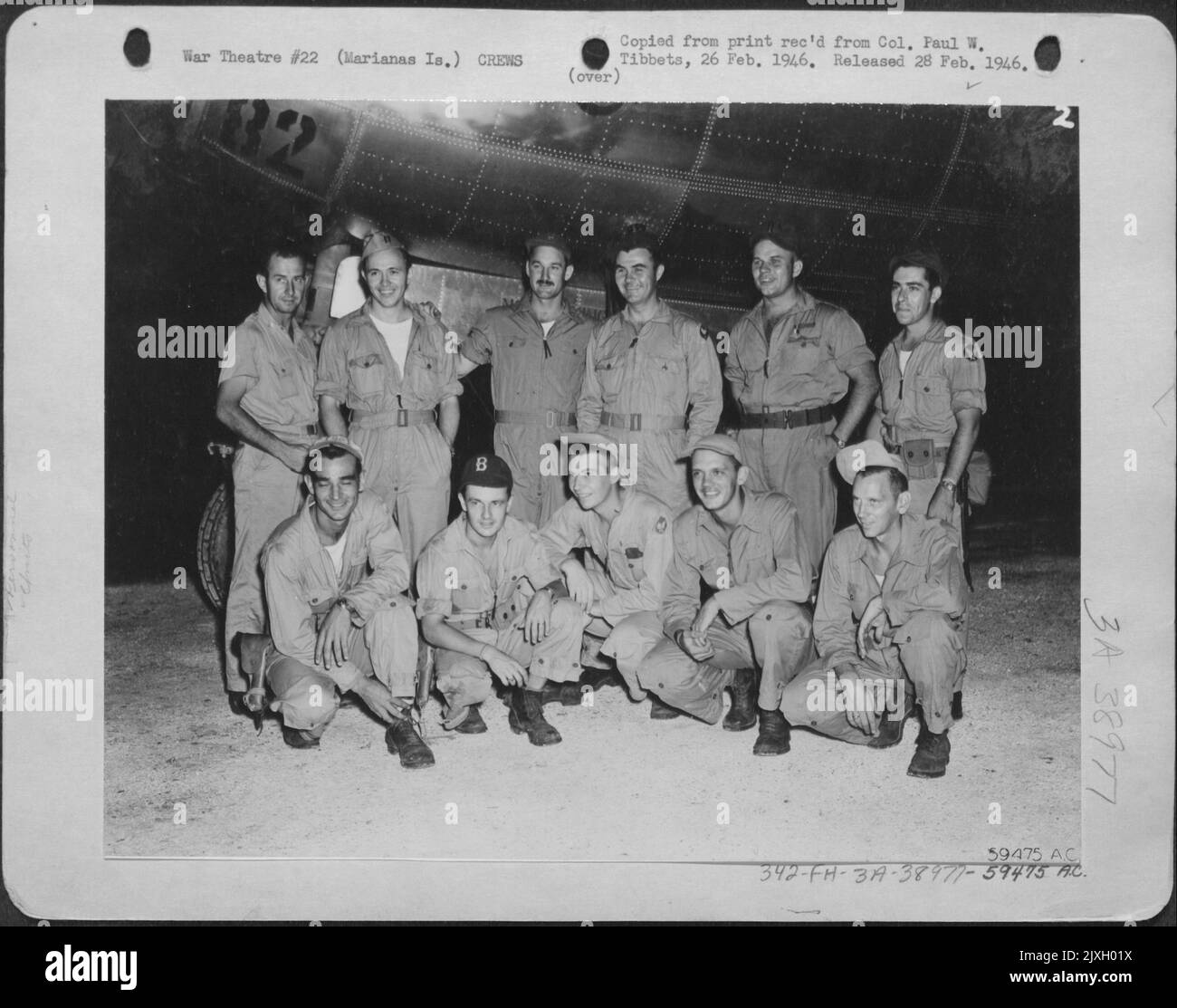 De gauche à droite, debout: Lieutenant-colonel John porter, officier de l'entretien du sol sur B-29 'Enola gay' qui Atom a bombardé Hiroshima, Japanesean; Major (alors Capt.) Theodore J. (néerlandais) Van Kirk, Navigator; Major Thomas W. Ferebee, Bombardier; Colonel Paul W. Tibbbets, 509th Banque D'Images