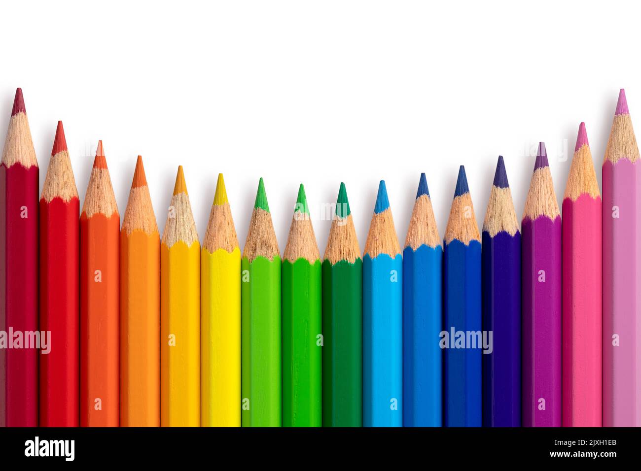 Crayons de couleur courbe concave isolée sur fond. Gros plan. Banque D'Images