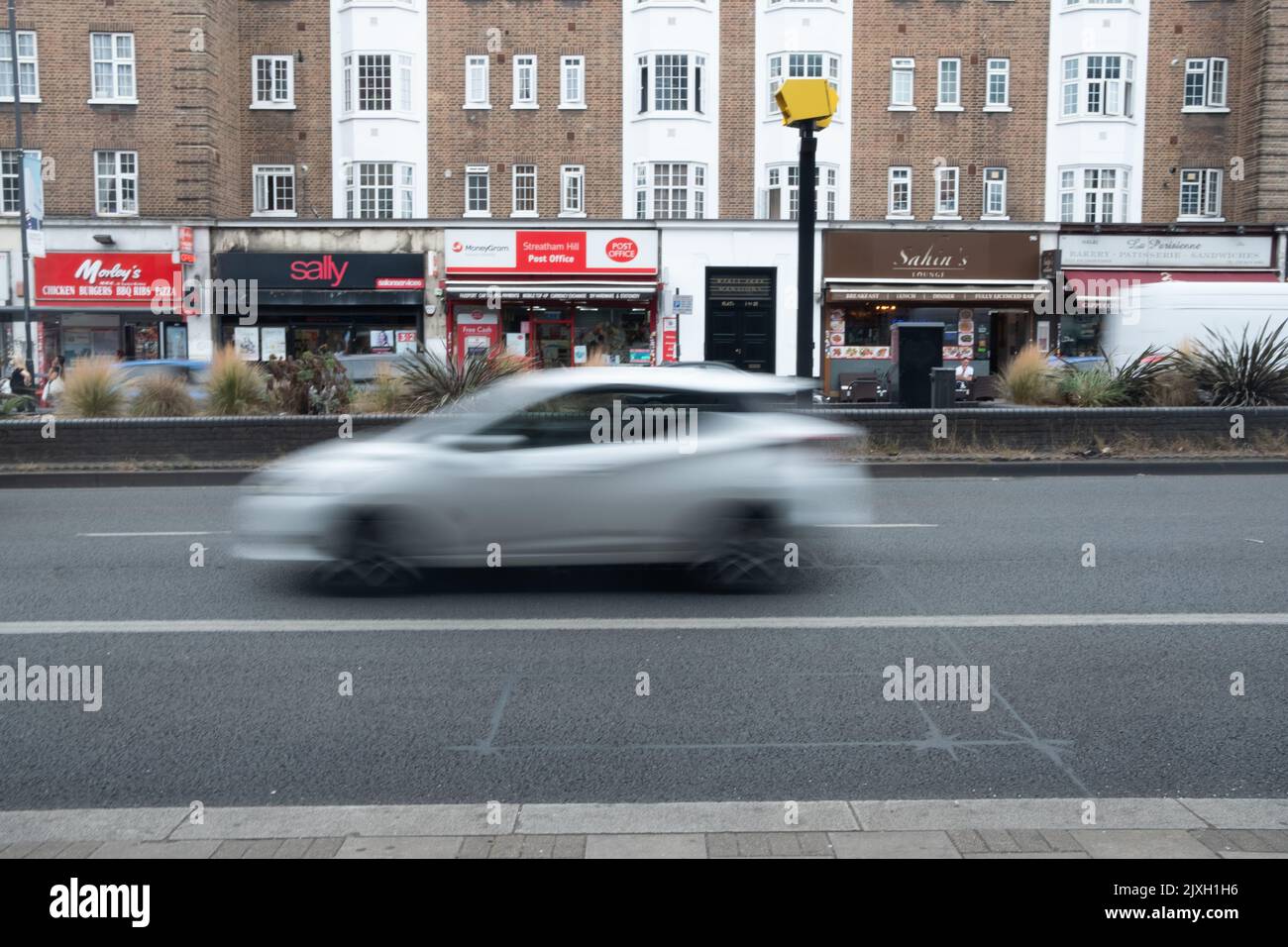 Londres - août 2022 : caméra de vitesse sur Streatham High Road, une grande rue de vente mixte dans le sud-ouest de Londres Banque D'Images
