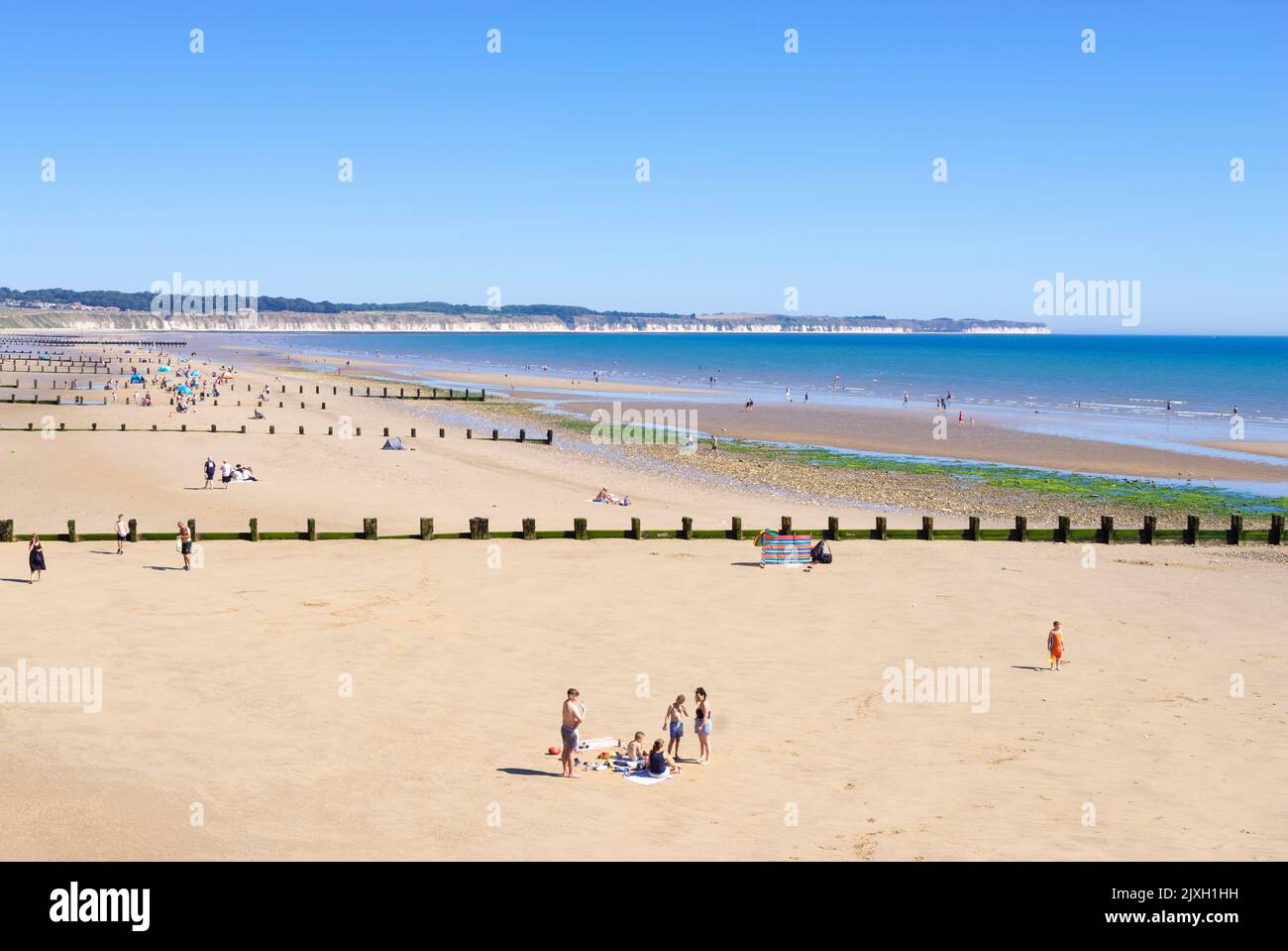 Plage de Bridlington Yorkshire avec les gens bains de soleil sur la plage nord Bridlington East Riding of Yorkshire Angleterre GB Europe Banque D'Images