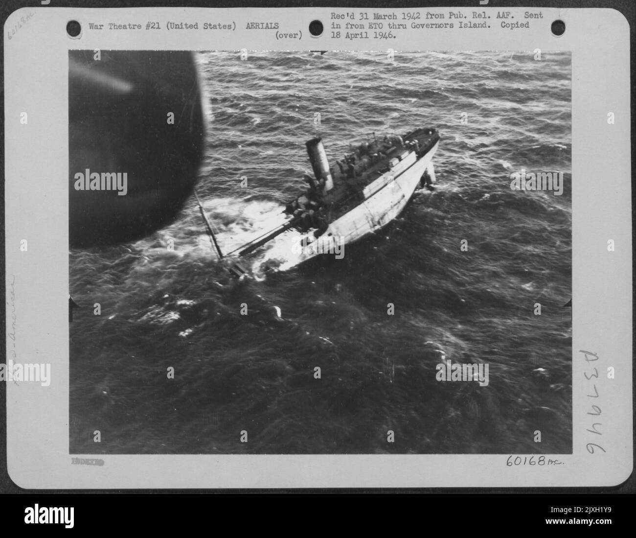 SS Gulftrade naufrage mardi, 10 mars 1942, 3 1/2 miles au large de Barnegat, New Jersey, après avoir été torpillé par un ennemi sous-marin. Banque D'Images