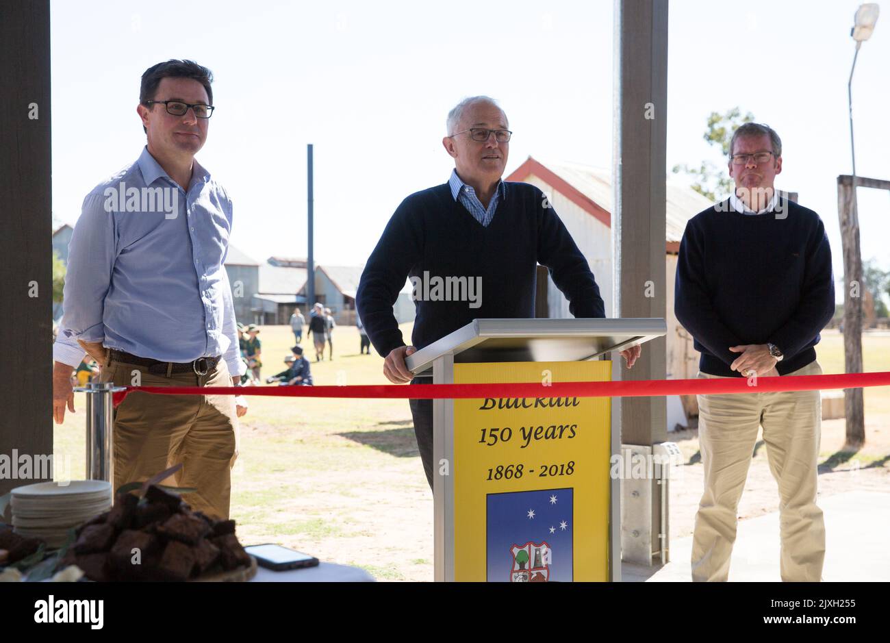 Le Premier ministre Malcolm Turnbull, accompagné du ministre de l'Agriculture et des Ressources en eau, David Littlehroud (à gauche), et du ministre du développement régional, des Territoires et des gouvernements locaux, John McVeigh (à droite), s'adresont aux médias à Blackall, dans le Queensland, mardi, à 5 juin 2018. Cette semaine, Malcolm Turnbull et ses principaux collègues du Parti national visitent les villes régionales de Nouvelle-Galles du Sud et du Queensland pour visiter des communautés aux prises avec la sécheresse. (AAP image/Lisa Alexander) Banque D'Images