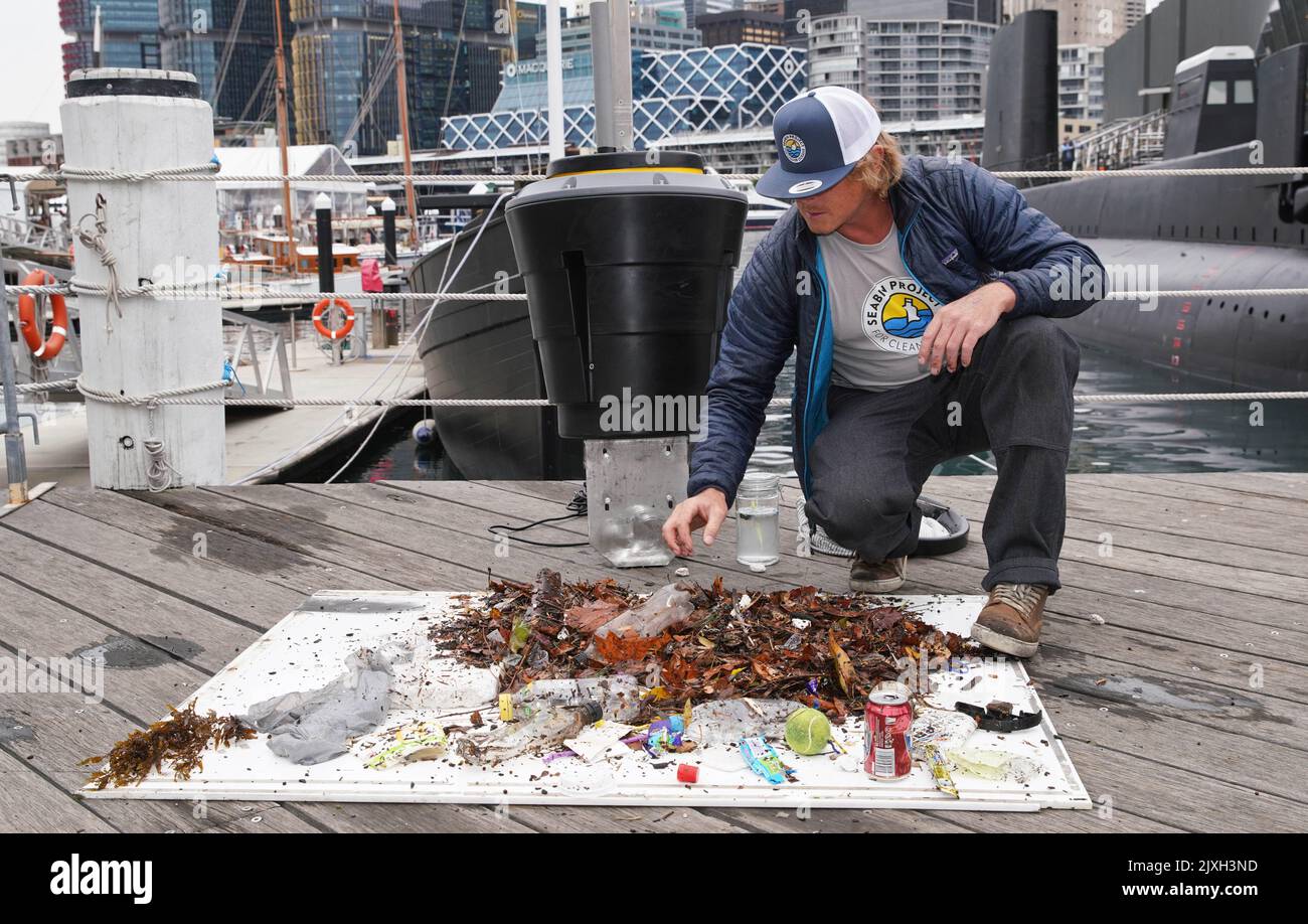 Peter Celglinski, du projet Seabin, démontre combien de déchets un