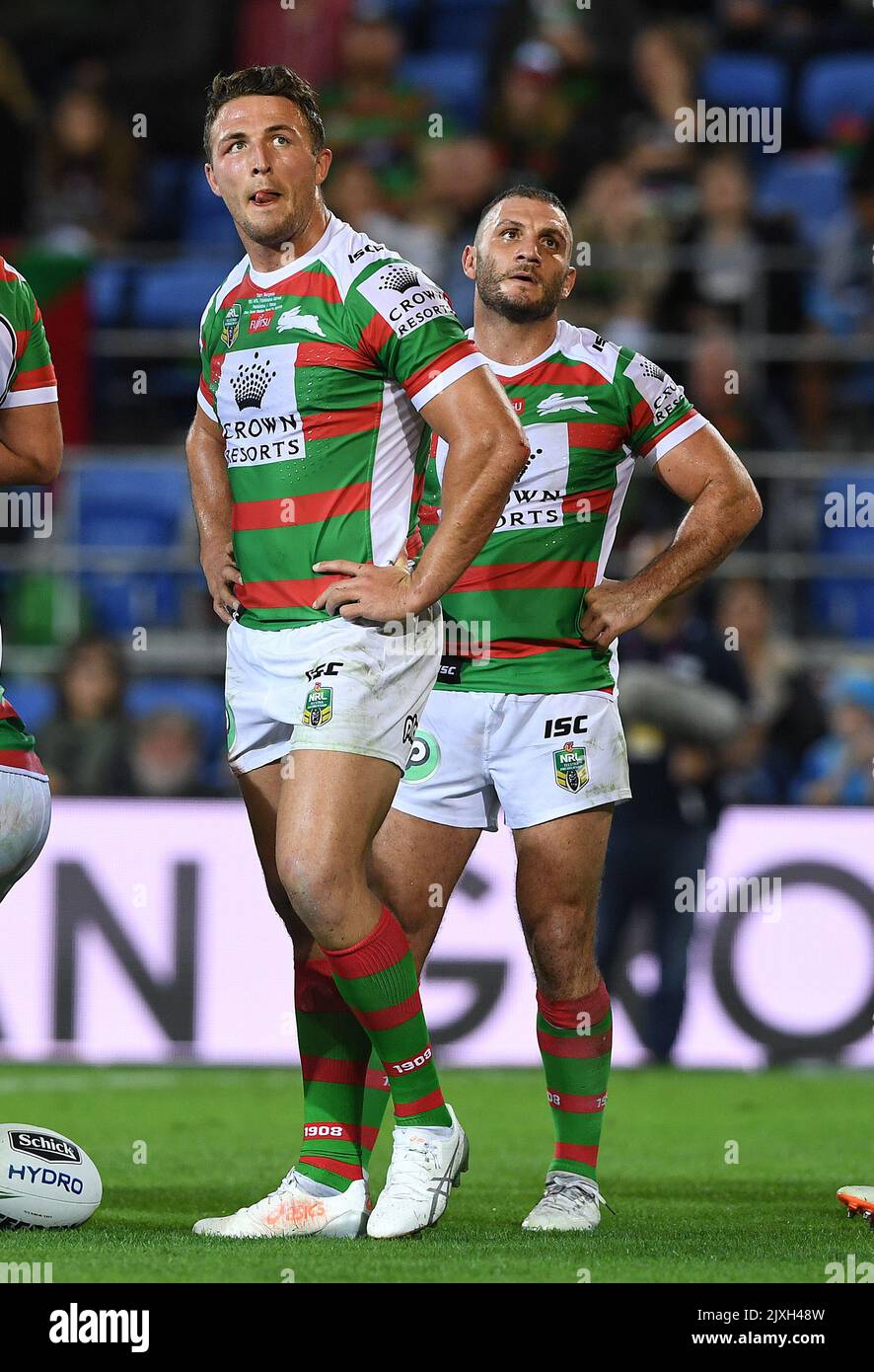 Les joueurs Rabbitohs Sam Burgess (à gauche) et Robbie Farah regardent après un essai des Titans pendant le match de la série 14 NRL entre les Titans de la Côte d'Or et les Rabbitohs du sud de Sydney au Super Stadium CBUS de Robina sur la Côte d'Or, vendredi, 8 juin 2018. (AAP image/Dave Hunt) Banque D'Images