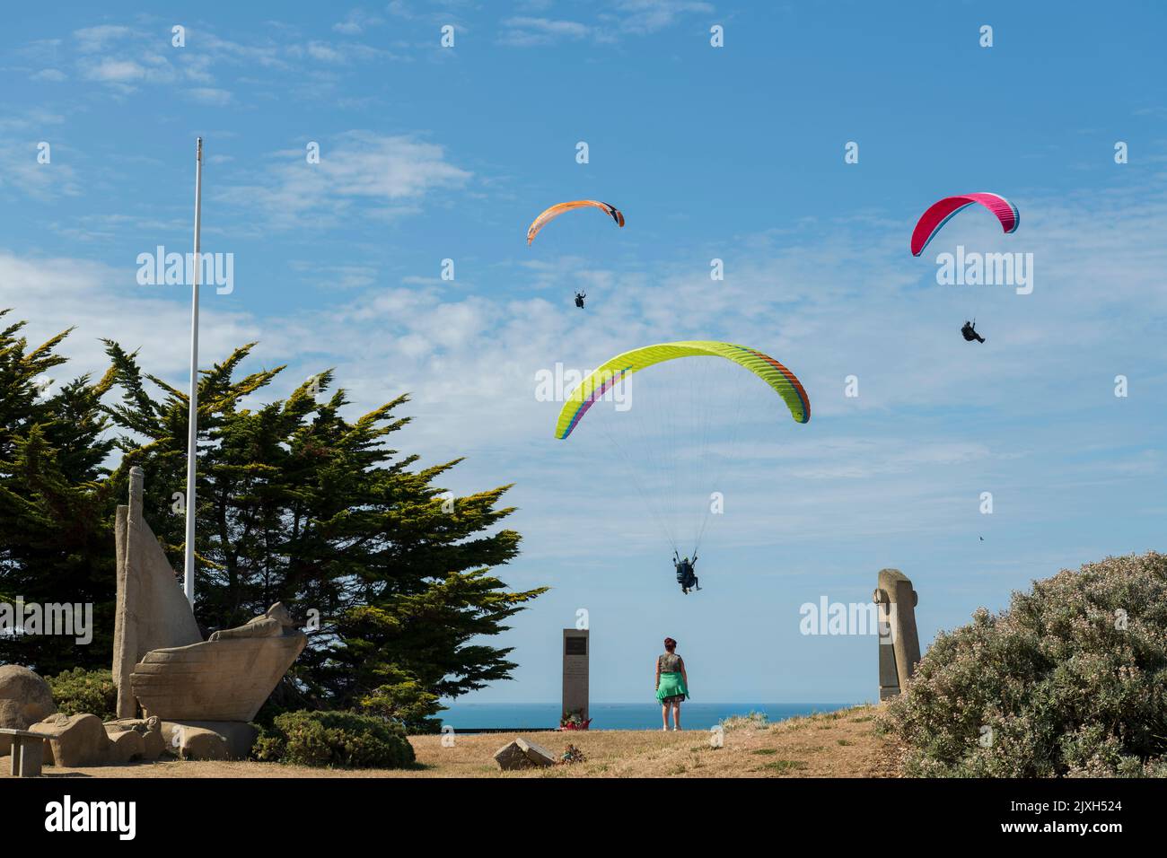 Vol en parapente au-dessus de la plage sur les falaises Banque D'Images