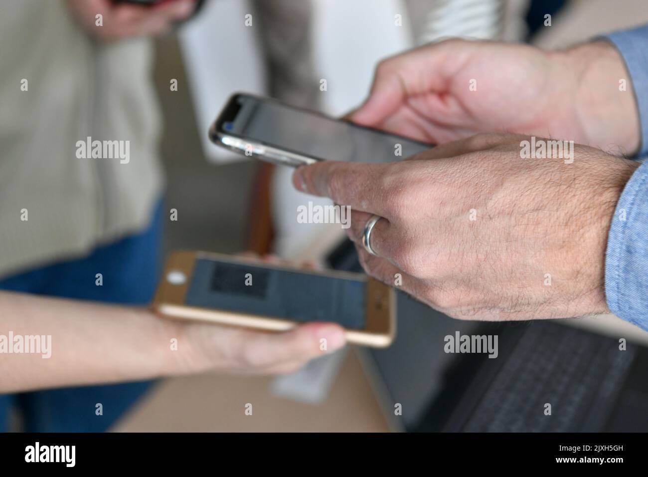 Identifier la réservation, effectuer le paiement, avec le code qr sur le smartphone Banque D'Images