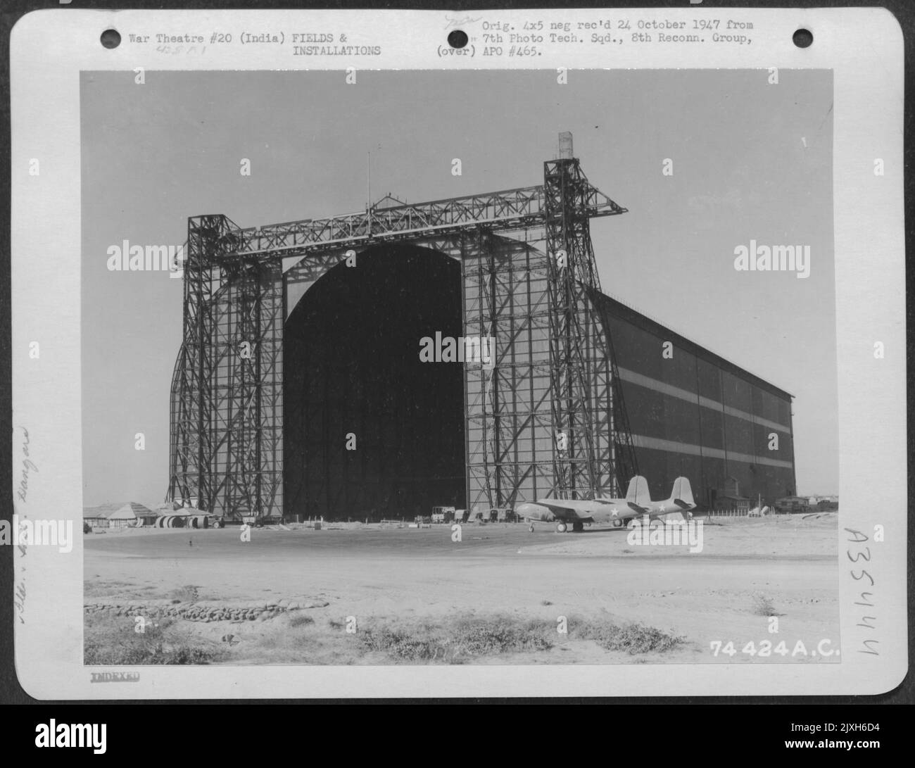 Hangar dirible avec tablier de stationnement au premier plan de la base aérienne de Karachi, en Inde. 3 octobre 1942. Banque D'Images