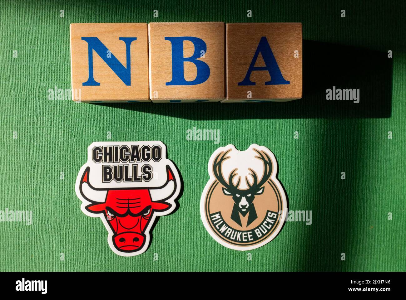 18 avril 2022, New York, États-Unis. Emblèmes des clubs de basket-ball des Chicago Bulls et de la Milwaukee Bucks National Basketball Association. Banque D'Images