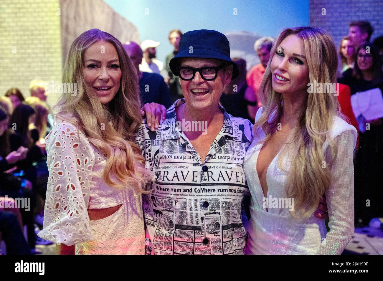 Berlin, Allemagne. 05th septembre 2022. Jenny Elvers (l-r), Rolf Scheider et Sabine Piller se réunissent au salon du designer Marcel Ostertag lors de la Fashion week Berlin à E-Werk. Credit: Christophe bateau/dpa/Alay Live News Banque D'Images