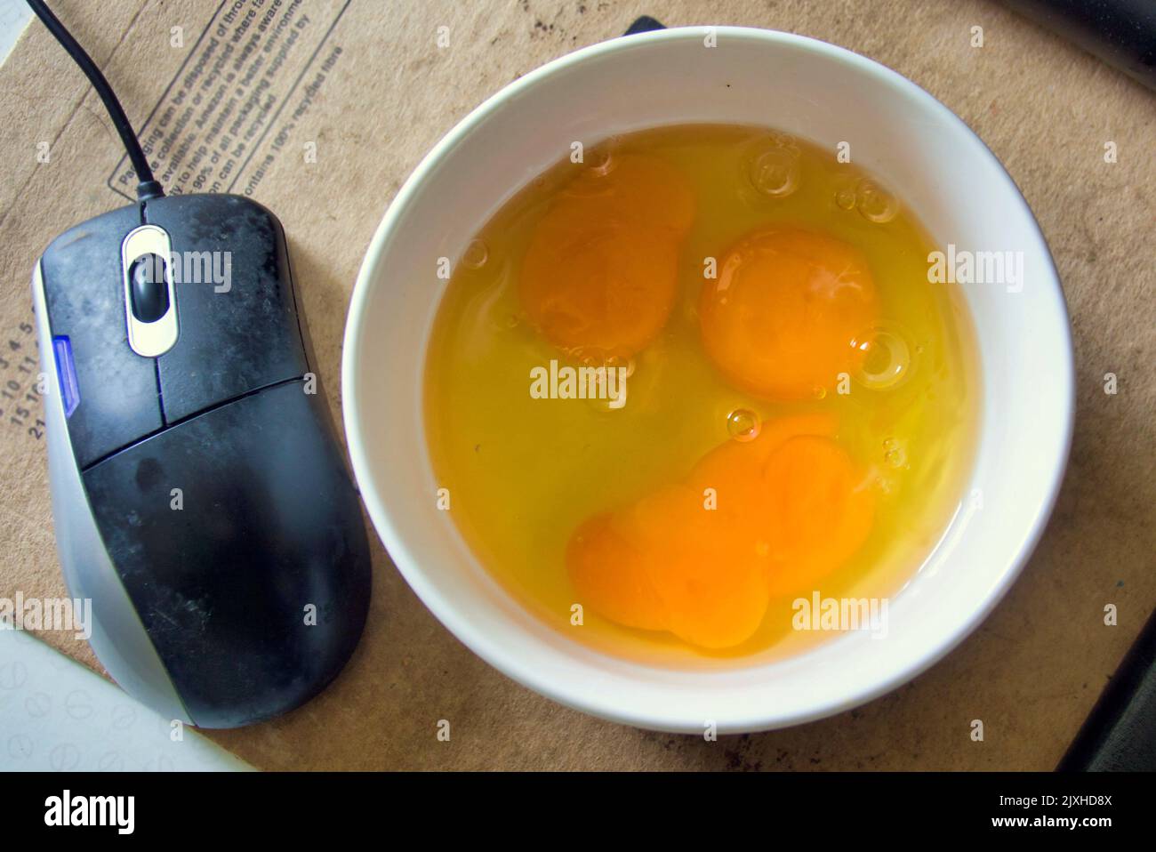 Tôt le matin, œufs crus petit déjeuner ressemble à un visage Banque D'Images