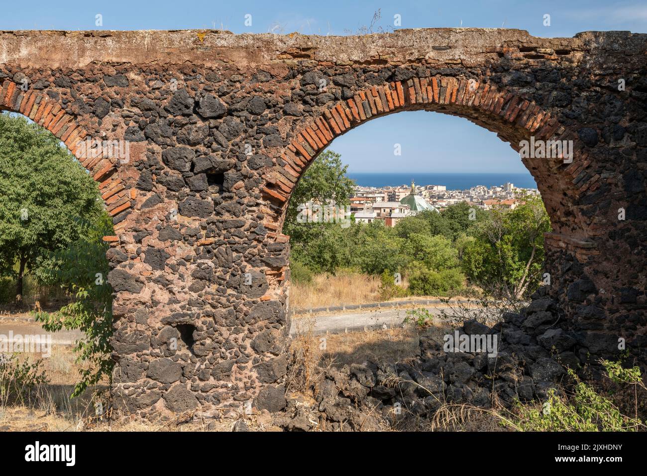 Un ancien aqueduc romain traverse le Parco Gioeni, dans le nord de Catane, en Sicile Banque D'Images
