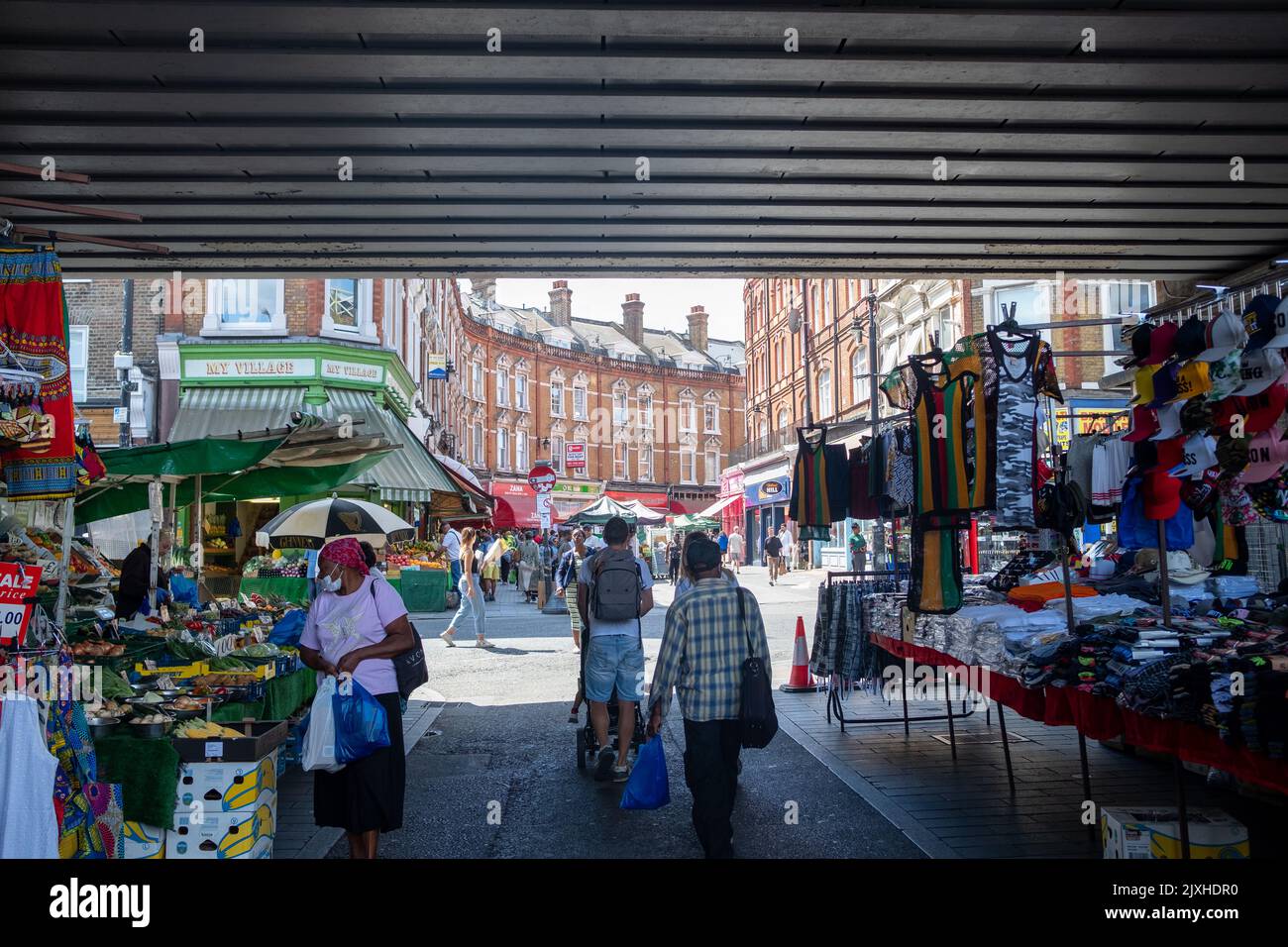 Londres - 2022 août : Electric Avenue, une célèbre rue multiculturelle à Brixton avec des étals de marché de rue et une atmosphère vibrante Banque D'Images