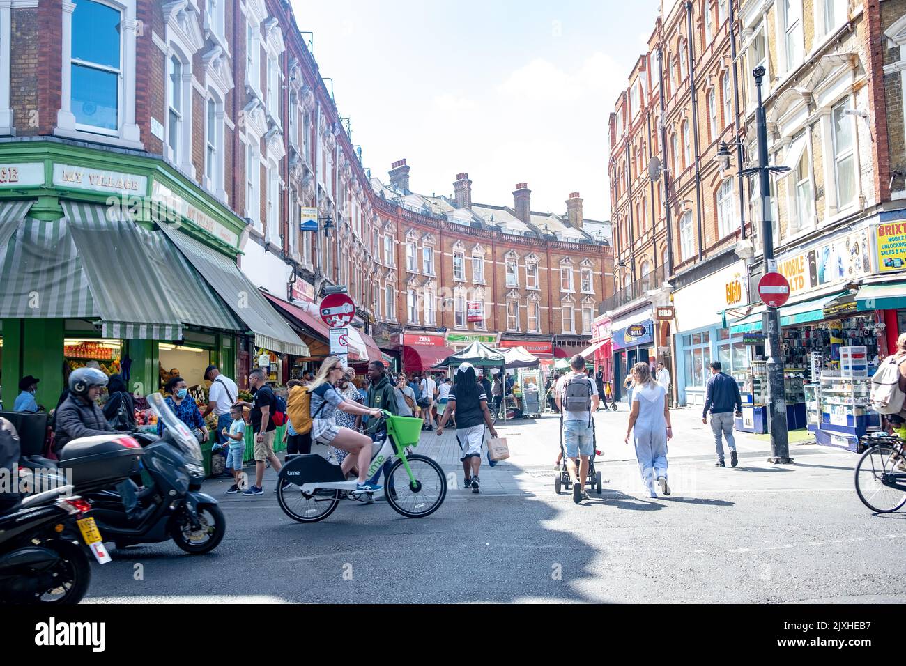 Londres - 2022 août : Electric Avenue, une célèbre rue multiculturelle à Brixton avec des étals de marché de rue et une atmosphère vibrante Banque D'Images