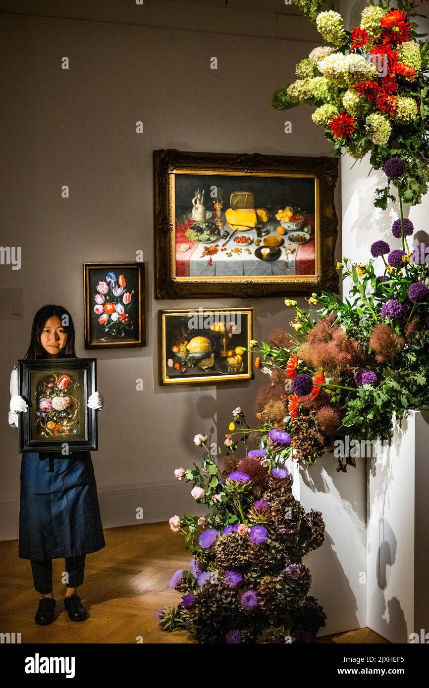 Londres, Royaume-Uni. 7 septembre 2022. Encore la vie de fleurs dans un vase en verre dans une niche de pierre (est. £1 000 000 - £1 500 000) par Jan Davidsz. De Heem avec STILL Life of luxes (est. £600 000 - £800 000) par Floris van Dyck et d'autres œuvres en arrière-plan - la collection de Juan Manuel Grasset, néerlandais et flamand, continue encore dans des mains privées à Sothebys, New Bond Street. Il a été présenté en dialogue avec des pièces d'artistes britanniques, Rob et Nick carter et complété par des installations du studio floral Sage Flowers du sud de Londres. Crédit : Guy Bell/Alay Live News Banque D'Images