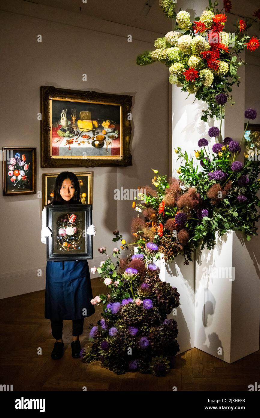 Londres, Royaume-Uni. 7 septembre 2022. Encore la vie de fleurs dans un vase en verre dans une niche de pierre (est. £1 000 000 - £1 500 000) par Jan Davidsz. De Heem avec STILL Life of luxes (est. £600 000 - £800 000) par Floris van Dyck et d'autres œuvres en arrière-plan - la collection de Juan Manuel Grasset, néerlandais et flamand, continue encore dans des mains privées à Sothebys, New Bond Street. Il a été présenté en dialogue avec des pièces d'artistes britanniques, Rob et Nick carter et complété par des installations du studio floral Sage Flowers du sud de Londres. Crédit : Guy Bell/Alay Live News Banque D'Images