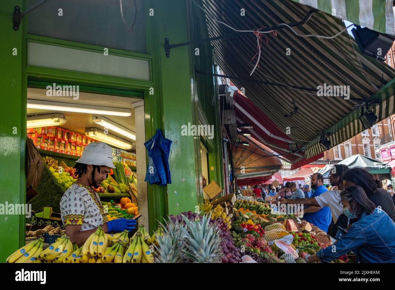 Londres - 2022 août : Electric Avenue, une célèbre rue multiculturelle à Brixton avec des étals de marché de rue et une atmosphère vibrante Banque D'Images