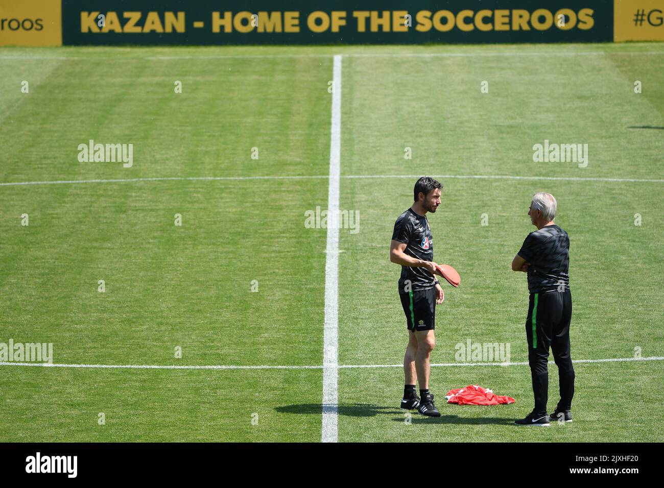 Mark van Bommel, entraîneur adjoint de l'Australie (à gauche), discute avec l'entraîneur en chef Bert van Marwijk lors d'une session d'entraînement à la base d'entraînement Socceroos, stade Trudovye Rezervy, lors de la coupe du monde FIFA 2018 à Kazan, Russie, mardi, 19 juin 2018. L'Australie s'empresse du Danemark lors de leur prochain match de groupe ce jeudi à Samara. (AAP image/Dean Lewins) Banque D'Images