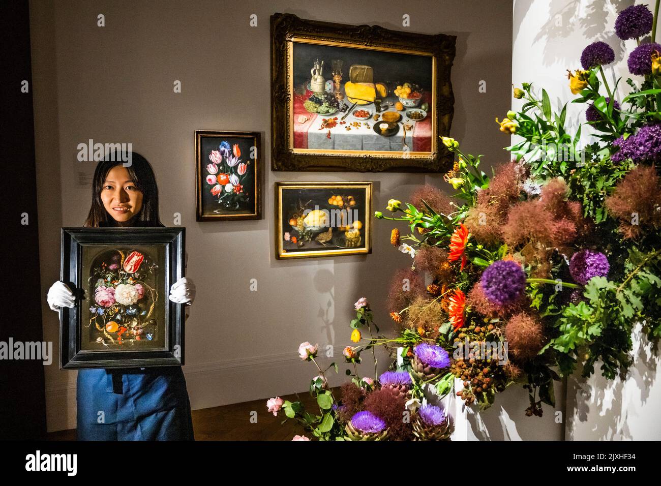Londres, Royaume-Uni. 7th septembre 2022. Encore la vie de fleurs dans un vase en verre dans une niche de pierre (est. £1 000 000 - £1 500 000) par Jan Davidsz. De Heem avec STILL Life of luxes (est. £600 000 - £800 000) par Floris van Dyck et d'autres œuvres en arrière-plan - la collection de Juan Manuel Grasset, néerlandais et flamand, continue encore dans des mains privées à Sothebys, New Bond Street. Il a été présenté en dialogue avec des pièces d'artistes britanniques, Rob et Nick carter et complété par des installations du studio floral Sage Flowers du sud de Londres. Crédit : Guy Bell/Alay Live News Banque D'Images