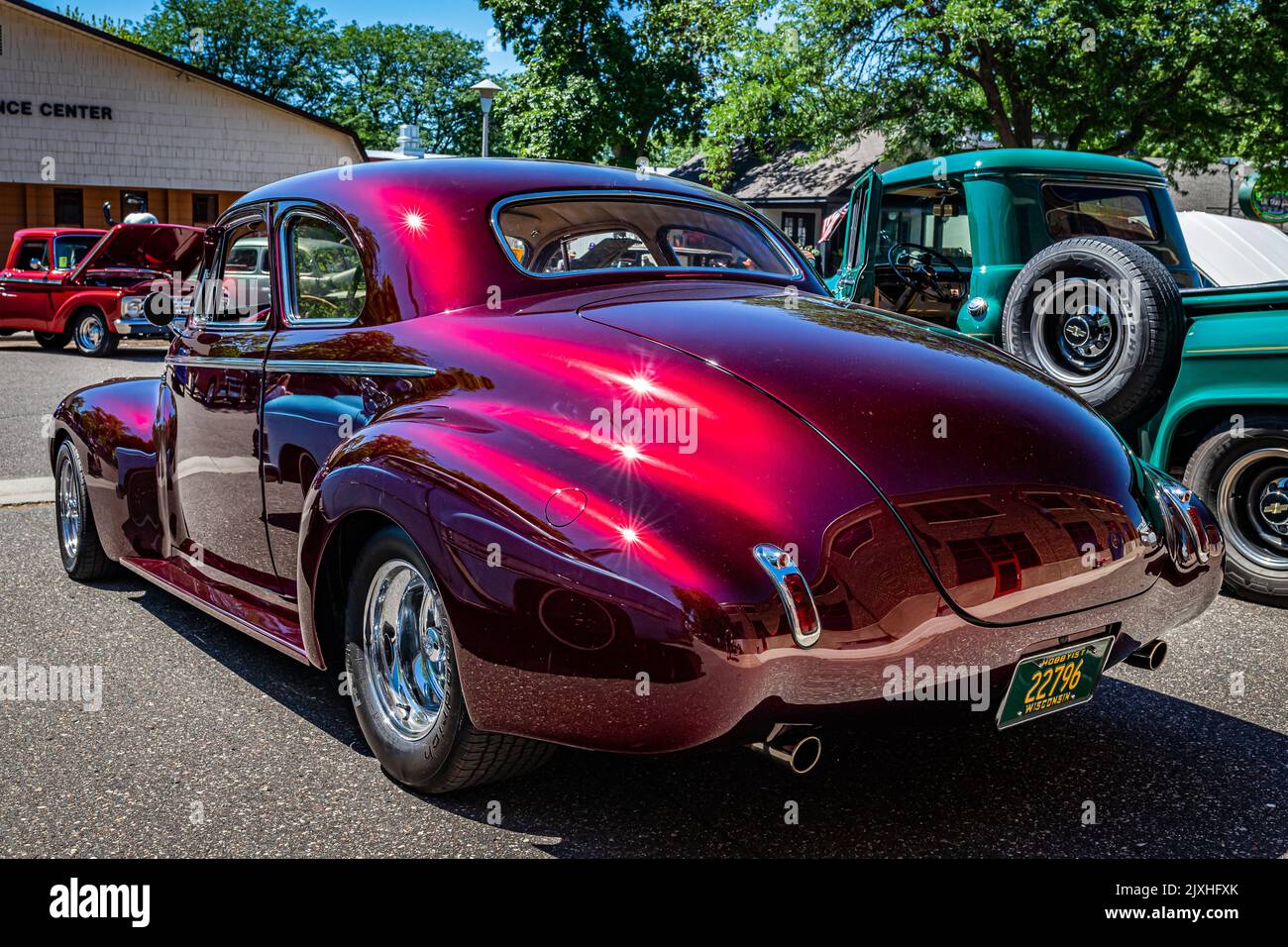 Falcon Heights, MN - 17 juin 2022 : vue arrière à grande perspective d'un super coupé 1940 de Buick lors d'un salon automobile local. Banque D'Images