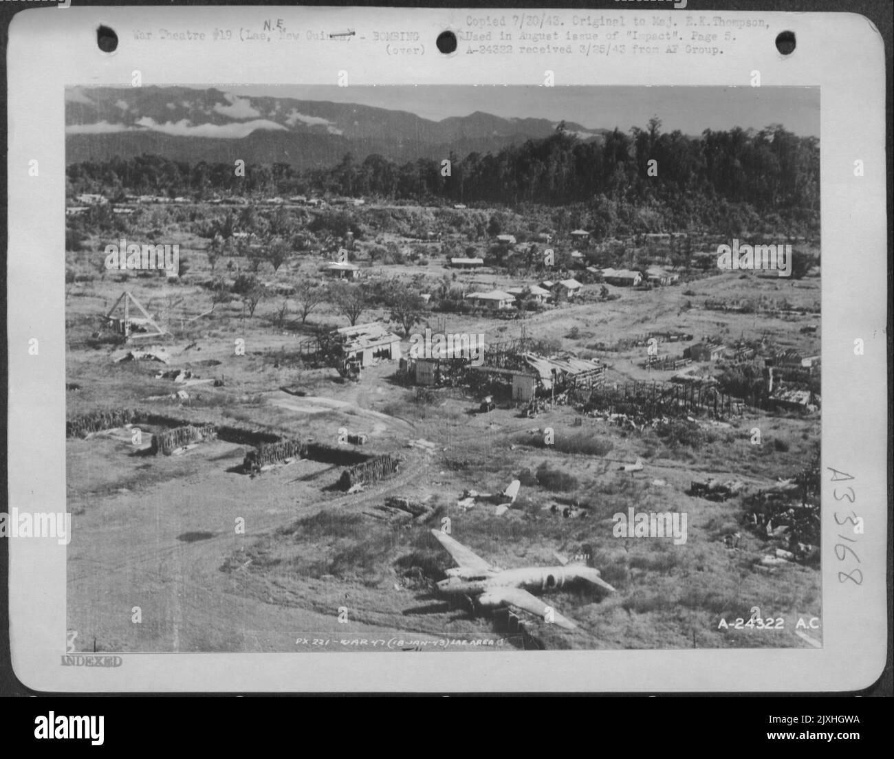 Lae-après une attaque le 18 janvier 43, quand sept B-25s nord-américains et onze Beaufighters ont livré huit tonnes de bombes et 12 935 coups de feu de stratification. Banque D'Images