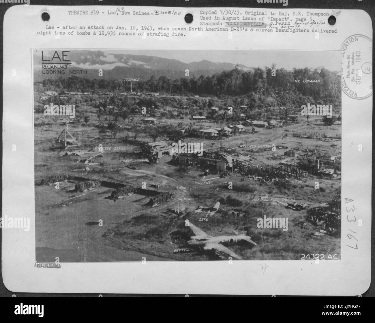Lae-après une attaque le 18 janvier 1943, quand sept B-25 nord-américains et onze Beaufighters ont livré huit tonnes de bombes et 12 935 coups de feu de travée. Banque D'Images