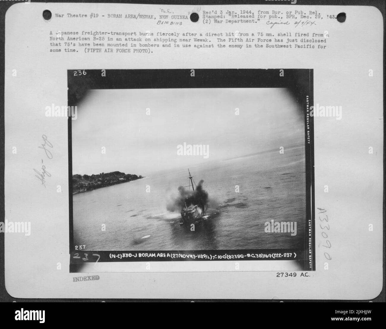 Un cargo japonais brûle férocement après un coup direct d'un 75 mm. Shell tiré d'un B-25 nord-américain lors d'une attaque sur le transport maritime près de Wewak. La Cinquième Force aérienne vient de dévoiler que 75 ont été montées dans des bombardiers et en service Banque D'Images