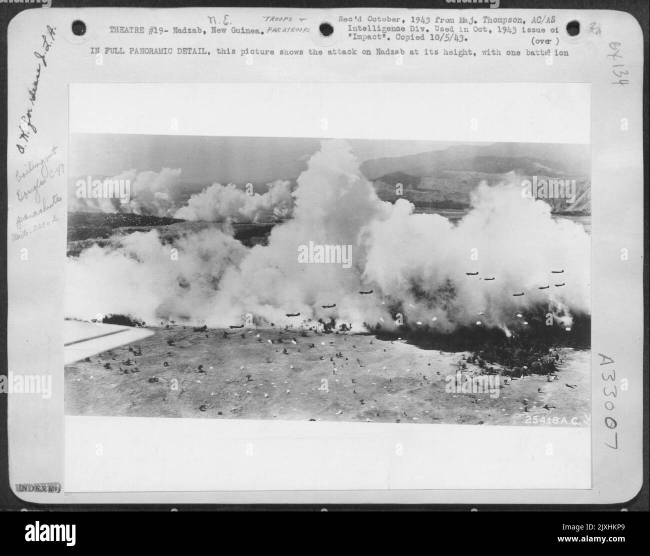 EN DÉTAIL PANORAMIQUE, cette photo montre l'attaque sur Nadzab à sa hauteur, avec un bataillon de parachutistes descendant de Douglas C-47s au premier plan, tandis que dans la distance (à gauche) un autre bataillon descend contre un écran de fumée et Banque D'Images