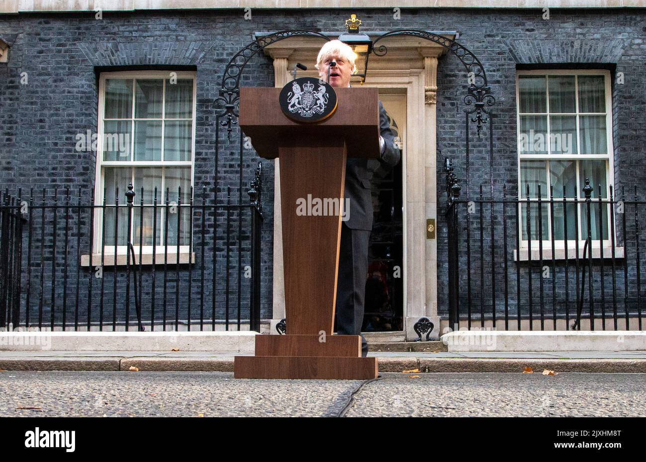 6 septembre 2022, Londres, Angleterre, Royaume-Uni : démission du Premier ministre britannique BORIS JOHNSON, 58 ans, laissant le lutrin, devant le 10 Downing Street. Après avoir prononcé son dernier discours en tant que Premier ministre, un adieu doux et amer, où il s'est engagé à soutenir le nouveau Liz conservateur. Alexander Boris de Pfeffel Johnson a été Premier ministre du Royaume-Uni et chef du Parti conservateur de 2019 à 2022. Auparavant, il a été secrétaire d'État aux Affaires étrangères et du Commonwealth de 2016 à 2018 et maire de Londres de 2008 à 2016. (Image de crédit : © Tayfun Salci/ZUMA Press Wire) Banque D'Images