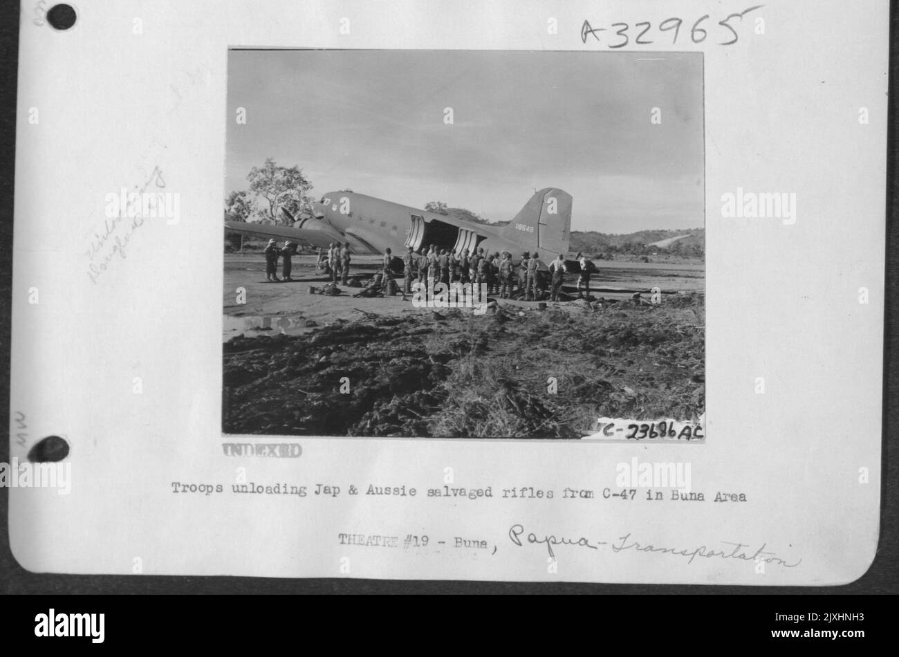 Des troupes déchargent des fusils sauvés japonais et australiens du C-47 dans la région de Buna Banque D'Images