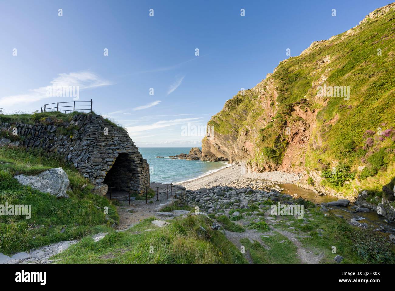 Le Lime Kiln et la plage à Heddon’s Mouth dans le parc national Exmoor, North Devon, Angleterre. Banque D'Images