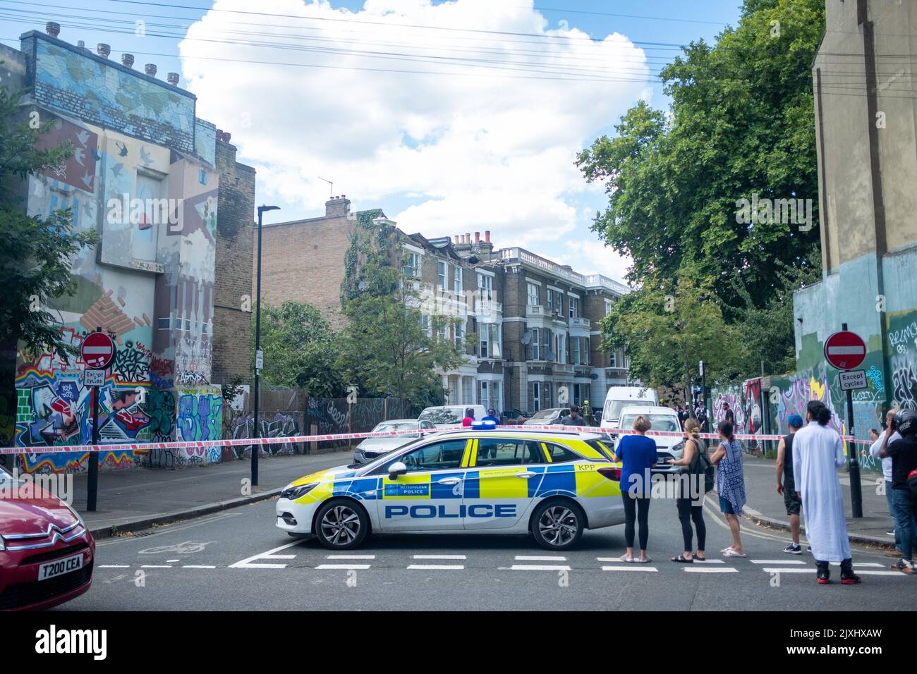 Londres - août 2022 : la police assiste à un incident à Brixton, dans le sud-ouest de Londres Banque D'Images