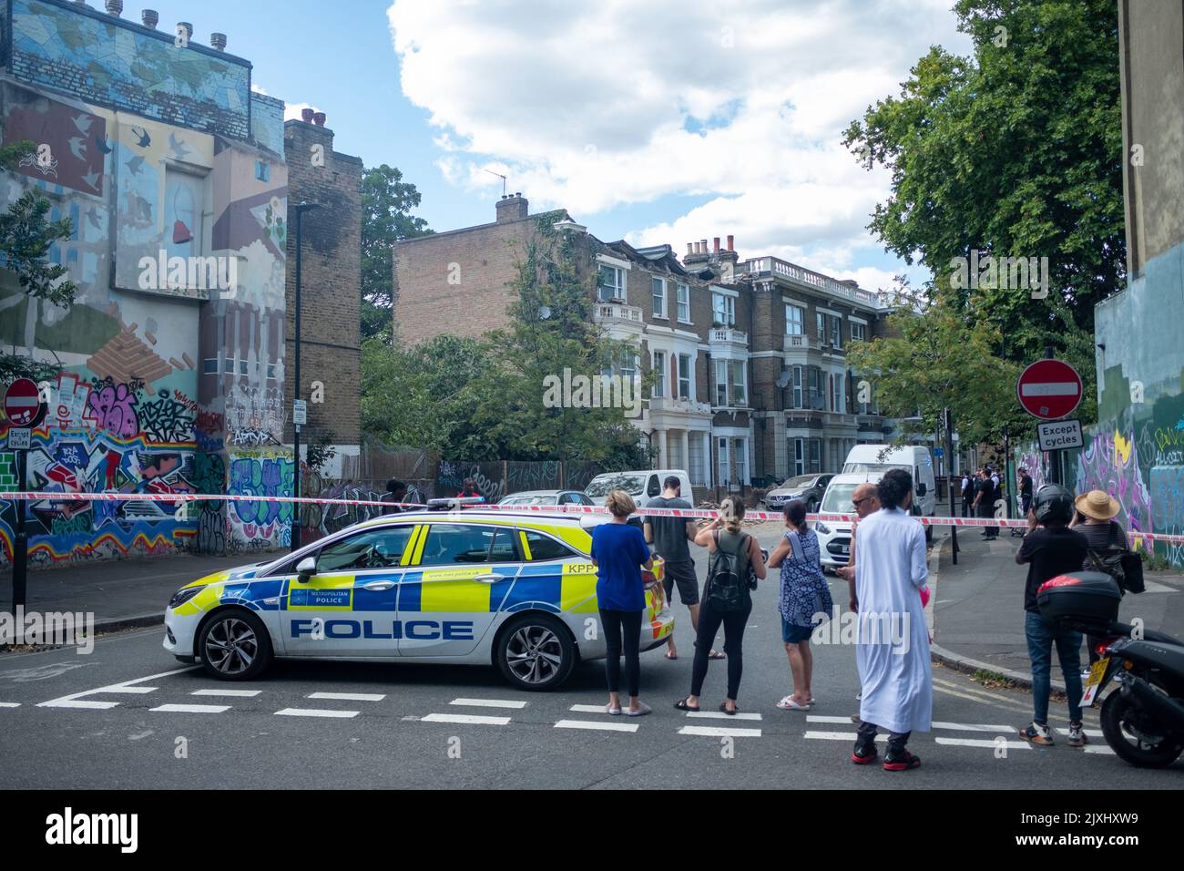 Londres - août 2022 : la police assiste à un incident à Brixton, dans le sud-ouest de Londres Banque D'Images