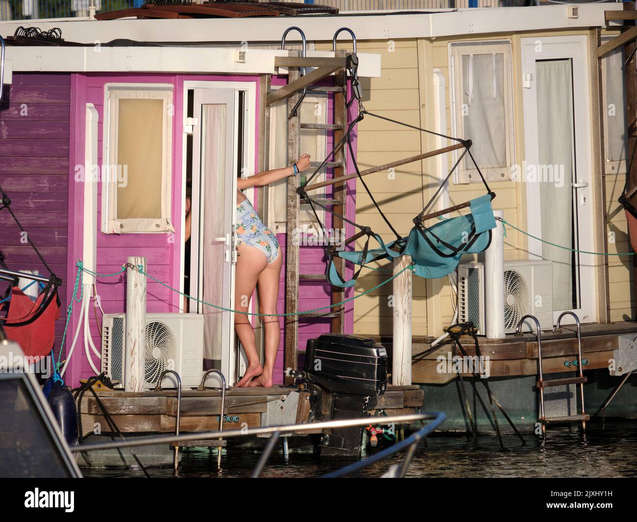 fille entrant dans une péniche colorée Banque D'Images