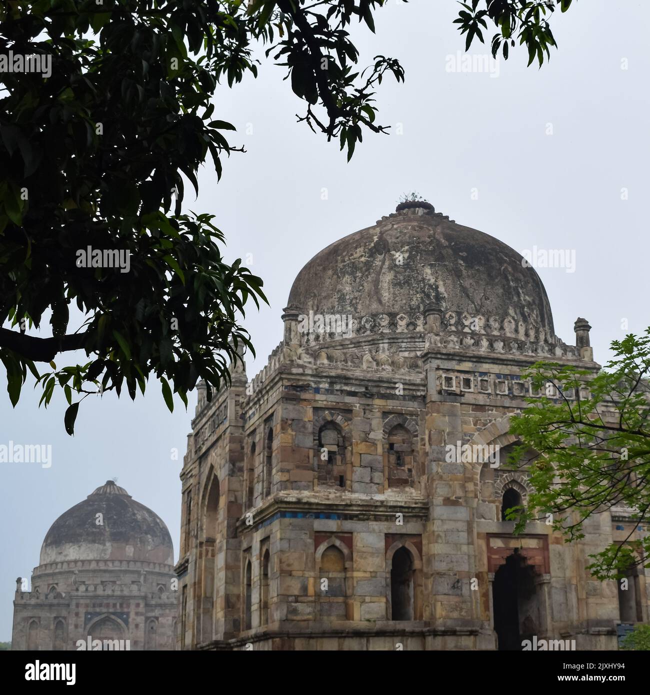 Mughal Architecture à l'intérieur de Lodhi Gardens, Delhi, Inde, belle architecture à l'intérieur de la mosquée à trois dômes dans Lodhi Garden est dit être le Ven Banque D'Images