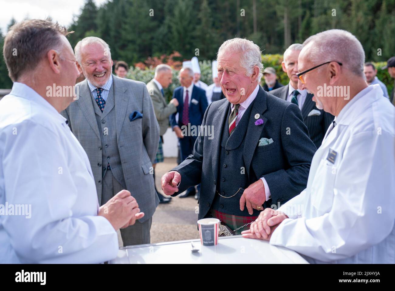 Le prince de Galles, connu sous le nom de duc de Rothesay en Écosse, a été l'occasion d'une dégustation de glace New Lanark lors d'une visite du site de New Lanark, classé au patrimoine mondial de l'UNESCO, dans le Lanarkshire, pour voir un exemple d'un village de moulins du 18th siècle construit à cet effet. Date de la photo: Mercredi 7 septembre 2022. Banque D'Images