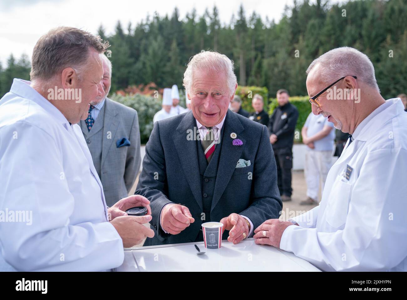 Le prince de Galles, connu sous le nom de duc de Rothesay en Écosse, a été l'occasion d'une dégustation de glace New Lanark lors d'une visite du site de New Lanark, classé au patrimoine mondial de l'UNESCO, dans le Lanarkshire, pour voir un exemple d'un village de moulins du 18th siècle construit à cet effet. Date de la photo: Mercredi 7 septembre 2022. Banque D'Images