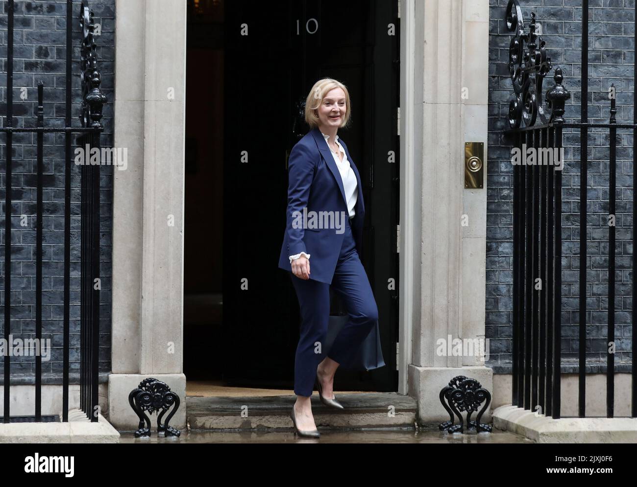 Londres, Royaume-Uni. 07th septembre 2022. Le Premier ministre britannique Liz Truss quitte la rue no 10 Downing pour ses premières questions du Premier ministre au Parlement, mercredi, 07 septembre 2022. Photo de Hugo Philpott/UPI crédit: UPI/Alay Live News Banque D'Images