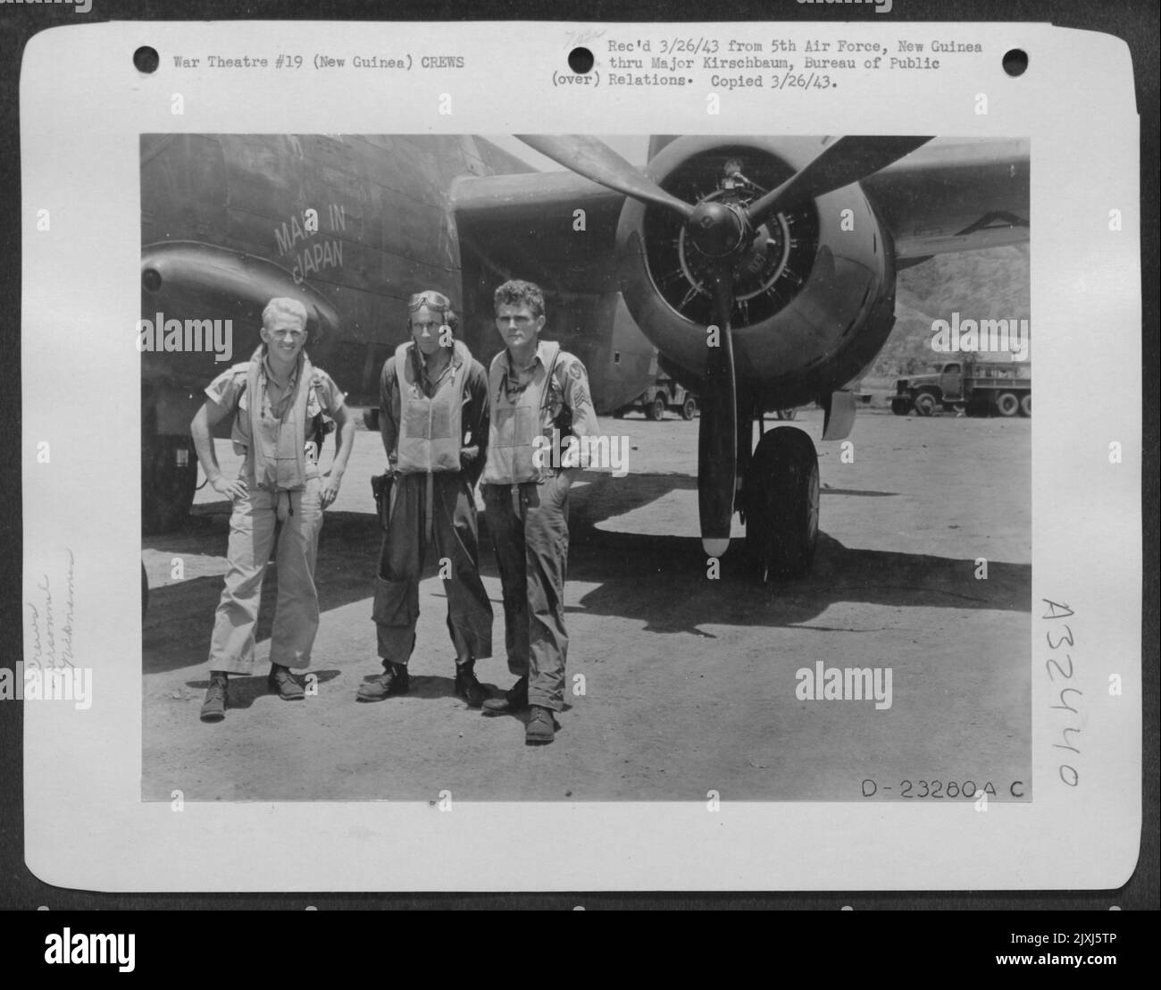 ADVANCE ECHELON, CINQUIÈME FORCE AÉRIENNE, QUELQUE PART EN NOUVELLE-GUINÉE-ces aviateurs sont membres de l'escadron de la bombe légère qui a d'abord employé la bombe parachute comme arme offensive. Dix-sept avions japonais ont été détruits au sol Banque D'Images